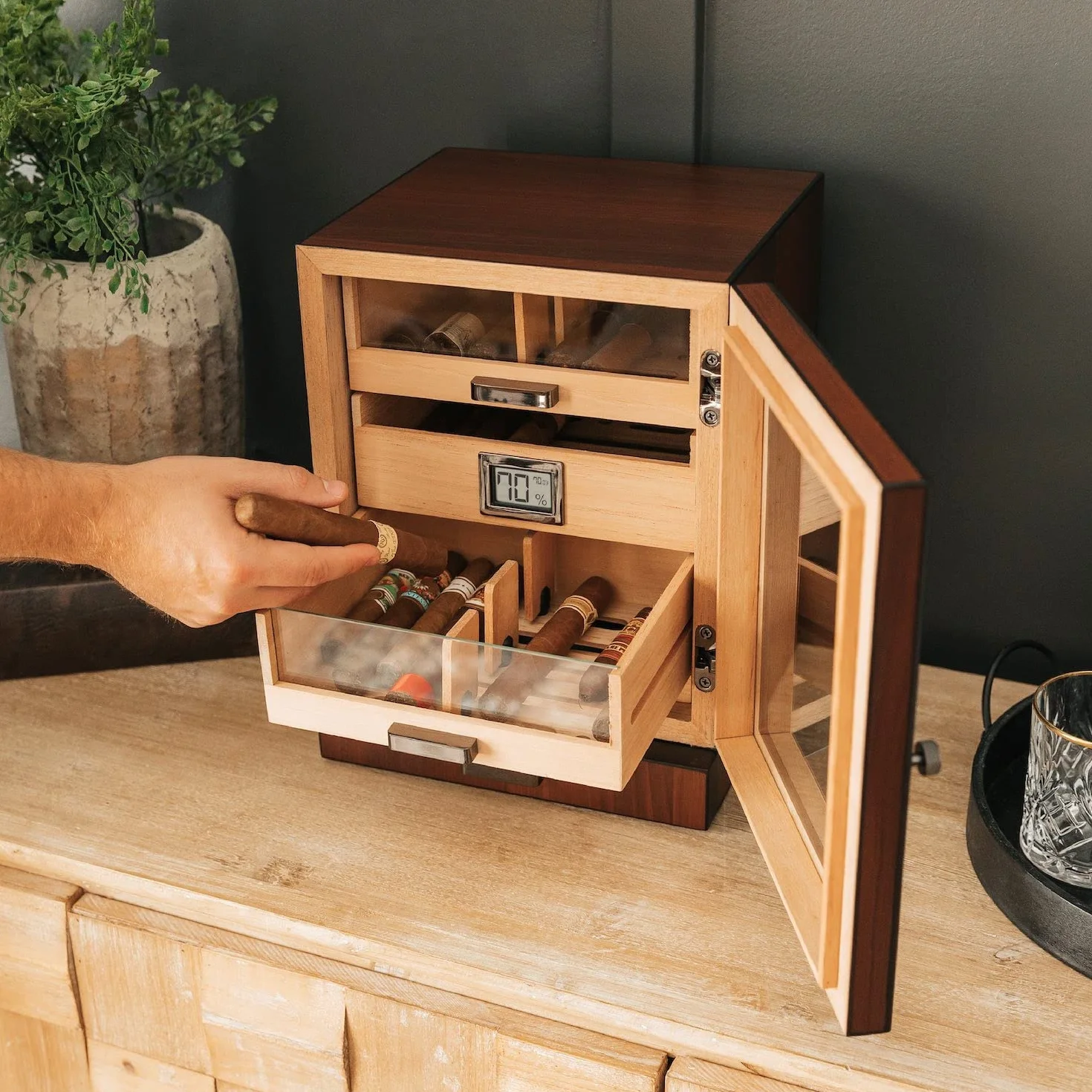 CASE ELEGANCE Humidor Szafkowy Luca Z Grubym Cedrem, Łatwy System Nawilżania, Dokładny Higrometr Cyfrowy - Brązowy