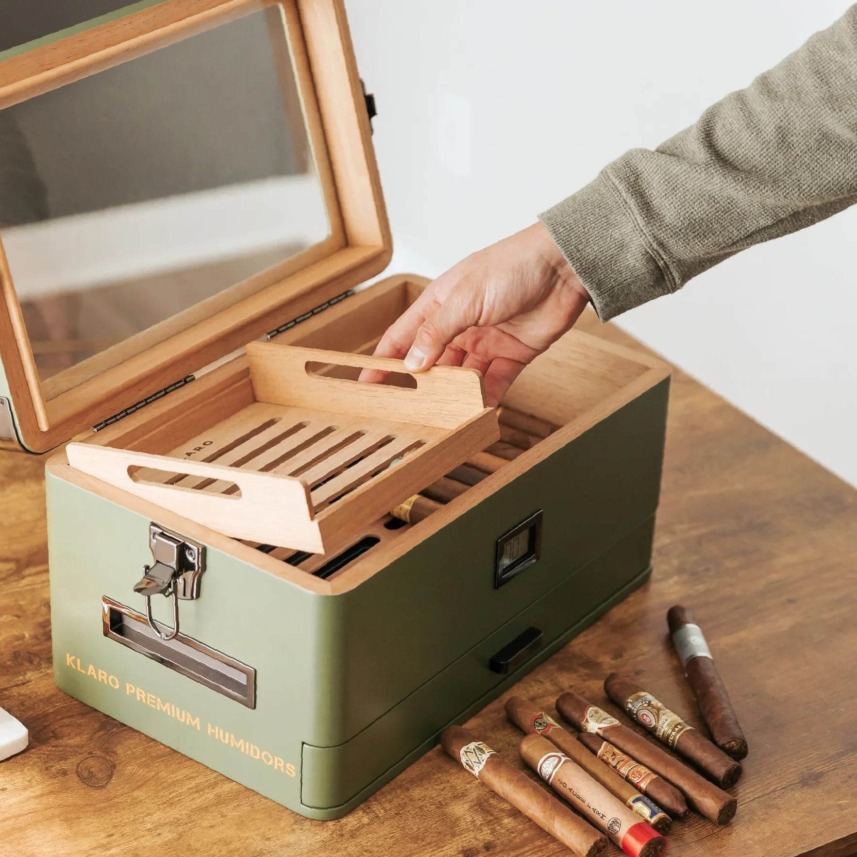 Case Elegance Military Glass Top Humidor, matowy zielony z cyfrowym higrometrem z przodu, hiszpański cedar, rozwiązanie nawilżające, system wody i akcesoria do pianek - Uchwyty (70-100 cygar) firmy