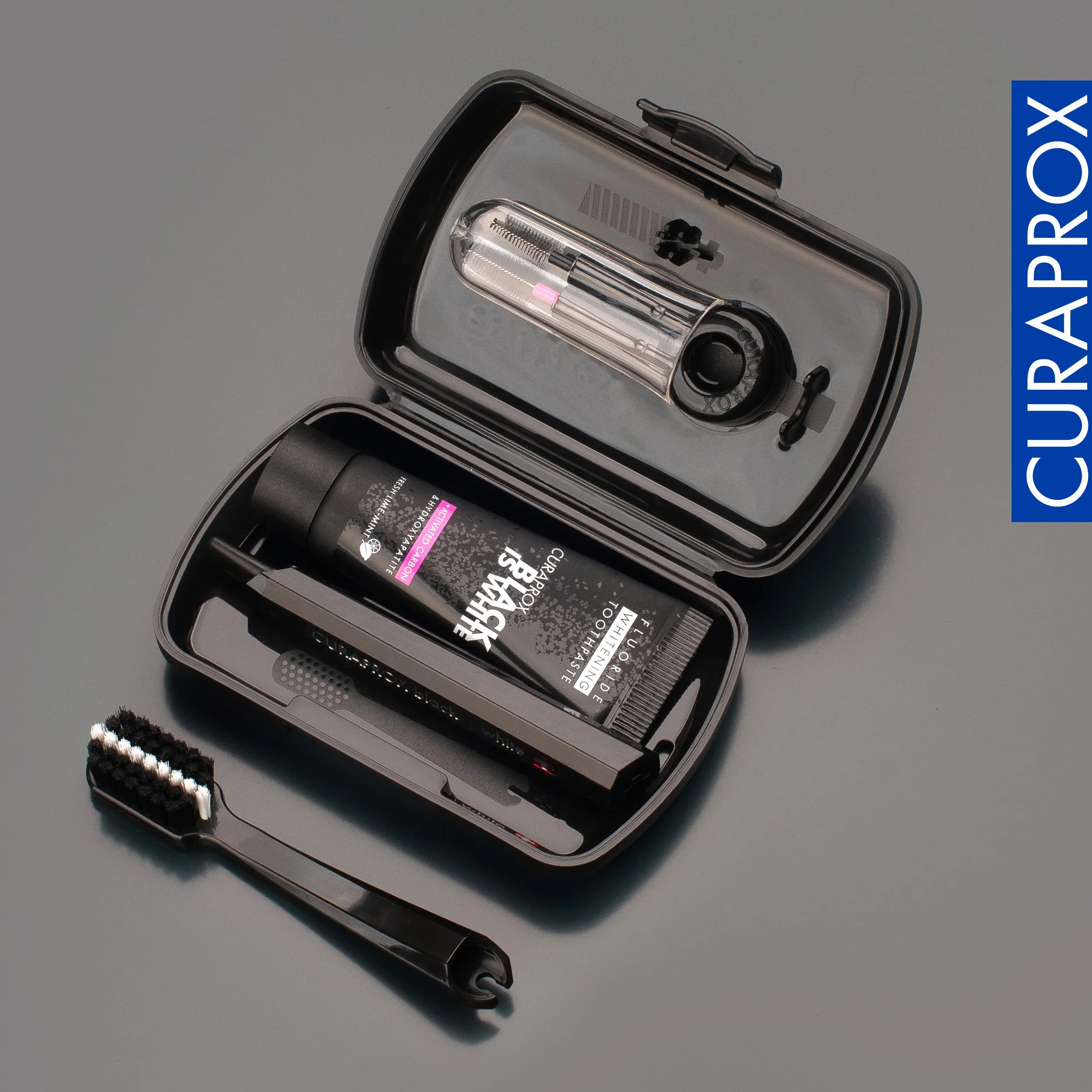 Curaprox travel toothbrush set – do wybielania zębów w podróży/Black is white edition/zawiera pastę do zębów, szczoteczkę do zębów i szczoteczki międzyzębowe/Made in Switzerland