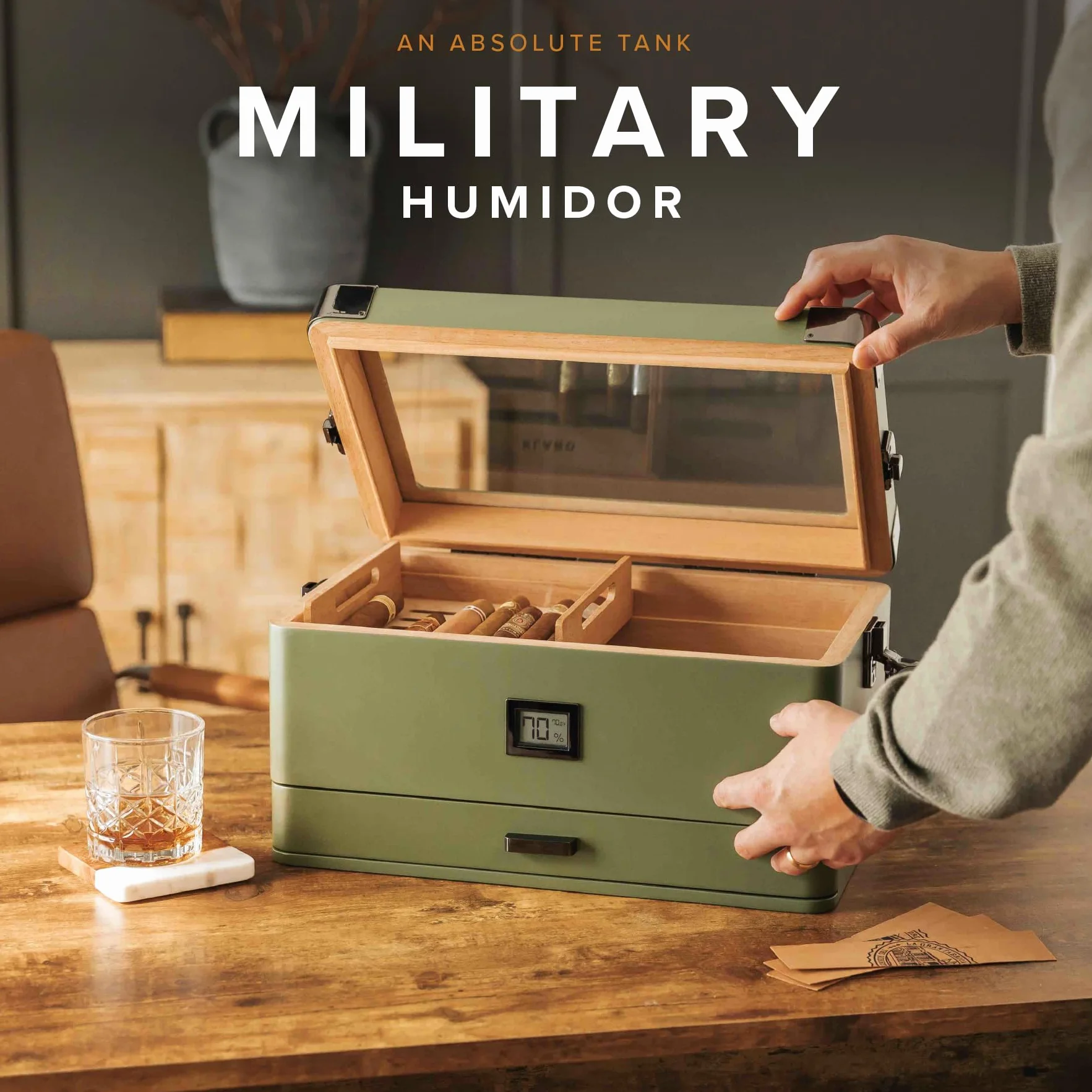 Case Elegance Military Glass Top Humidor, matowy zielony z cyfrowym higrometrem z przodu, hiszpański cedar, rozwiązanie nawilżające, system wody i akcesoria do pianek - Uchwyty (70-100 cygar) firmy