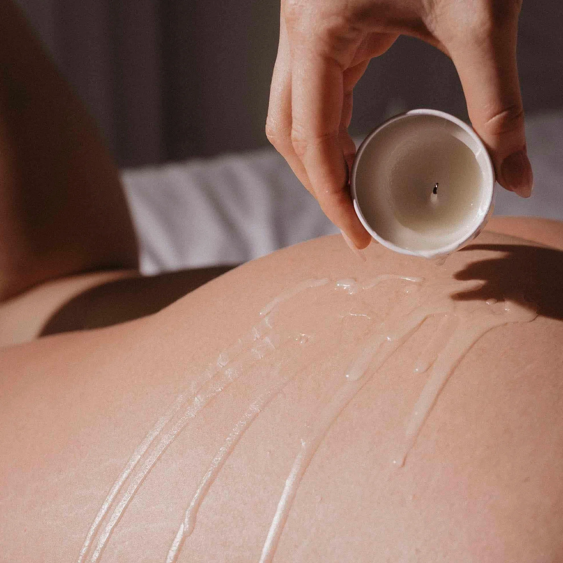 Erotyczna świeca do masażu z naturalnymi i wegańskimi olejkami - bez wosku, zapach kokosowy, masaż całego ciała, 50 g