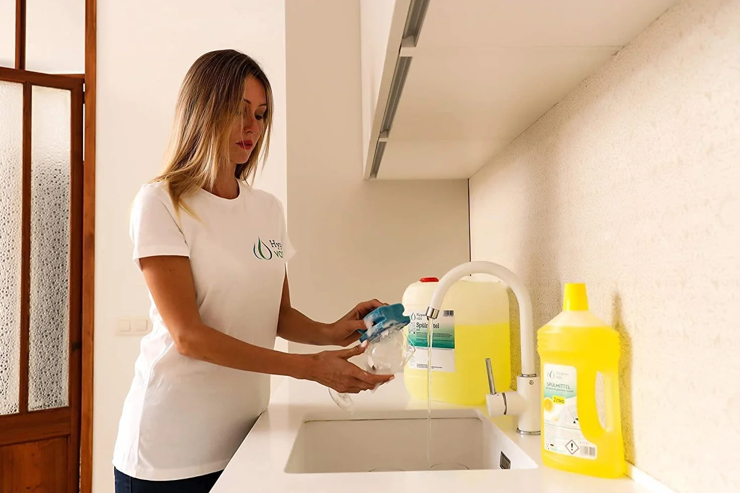 Hygiene Vos Środek do mycia naczyń Zitro 5 litrów. Przyjazny dla środowiska z wysoką mocą rozpuszczania tłuszczu. Idealny środek do mycia rąk dla gastronomii, przemysłu i gospodarstwa domowego