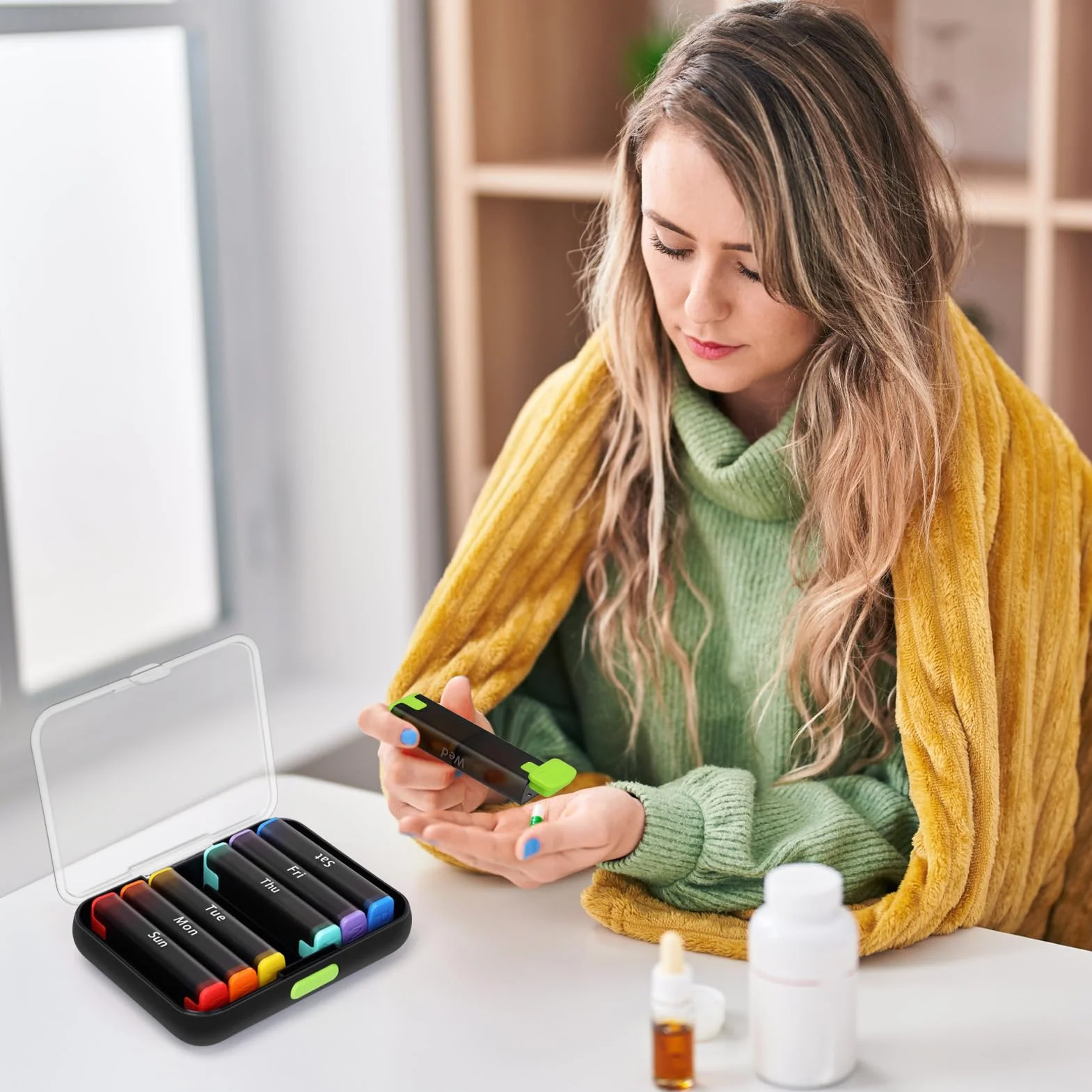 7-dniowy tygodniowy organizer na tabletki z przegródkami AM/PM - podróżny - przyjazny futerał na leki na codzienne leki, łatwy - otwarty design z podwójną ochroną na tabletki, witaminy i oleje rybne