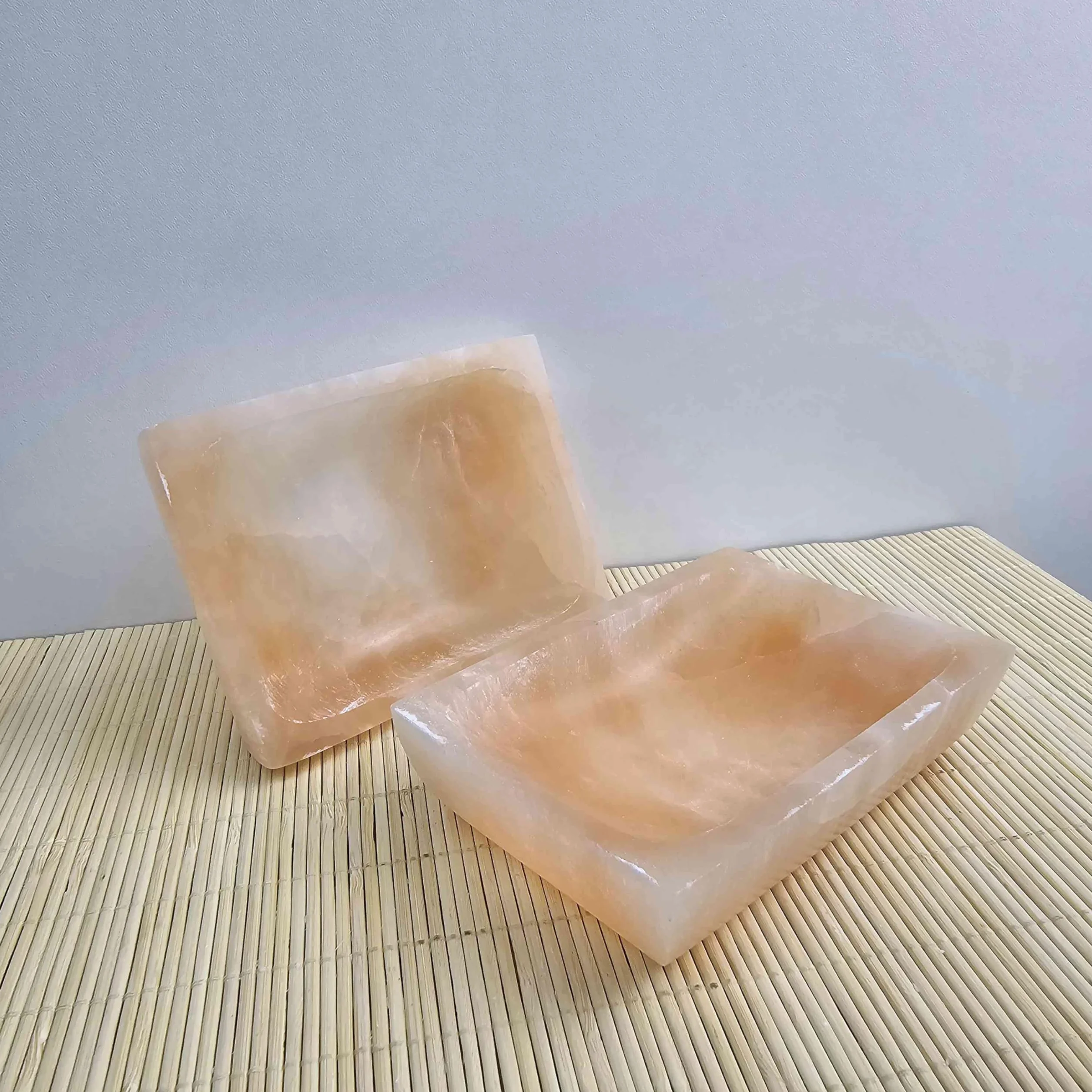 Brzoskwinia selenitowa prostokątna misa 12 x 8 x 3 cm ręcznie wykonana z selenitu do kamieni szlachetnych medytacji