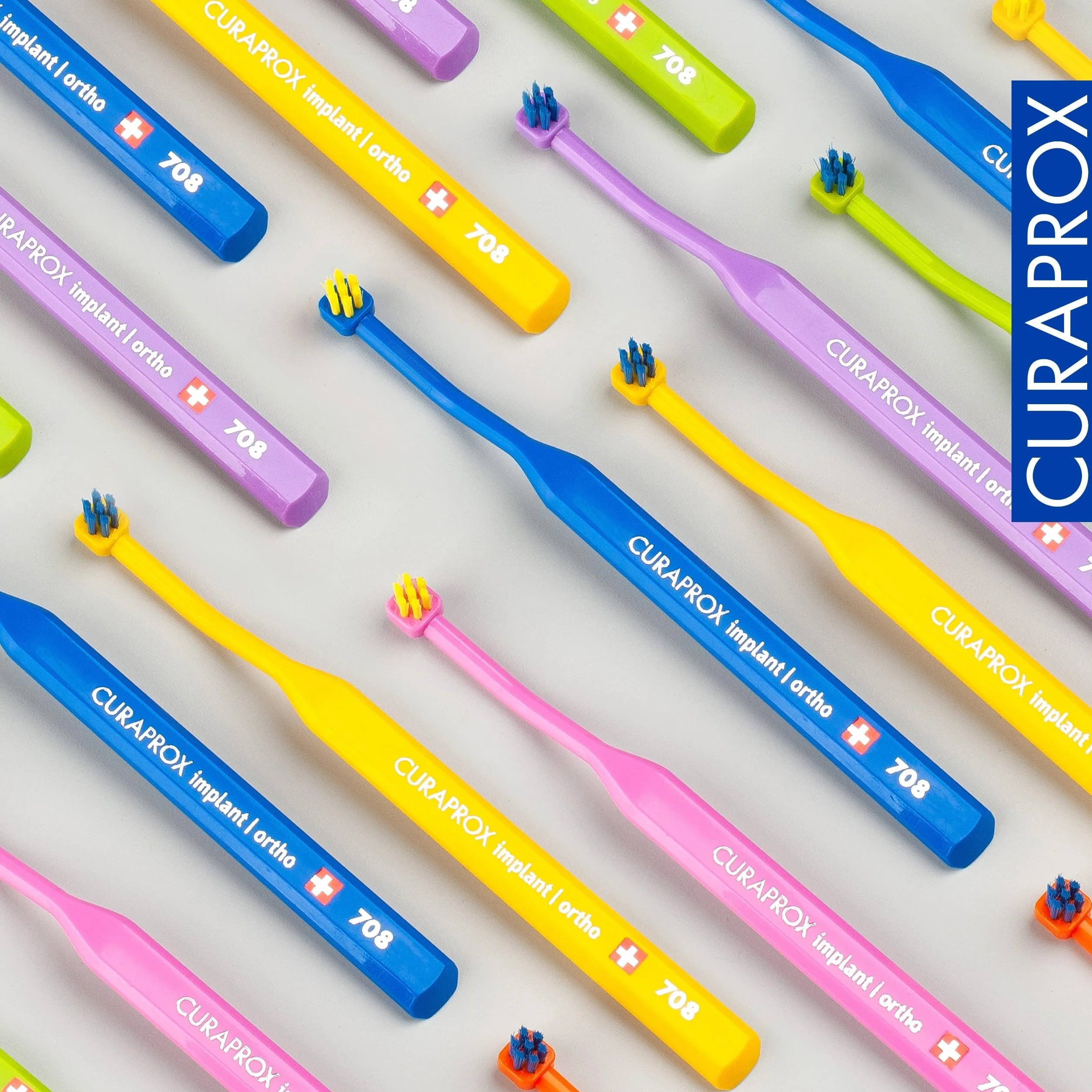 Curaprox implant toothbrush-do implantów, aparatów ortodontycznych i trudnych miejsc/Elastyczna głowica do precyzyjnego czyszczenia/Niebiesko-żółty/pojedyncze opakowanie/Made in Switzerland